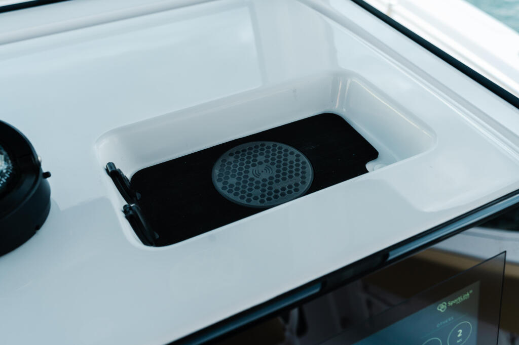 Livewell with perforated grate and integrated speaker in white boat console
