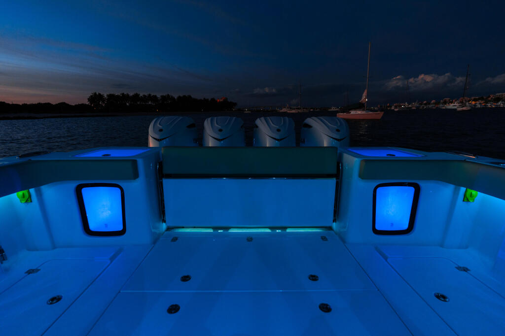 Detail image of Twin Pressurized 40-Gallon Aquarium Livewells w/ Clear Lids