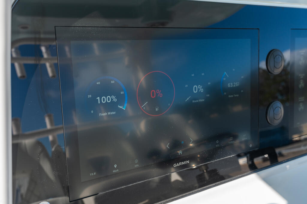 Garmin display screen showing fresh water and waste water tank levels at 100% and 0% respectively