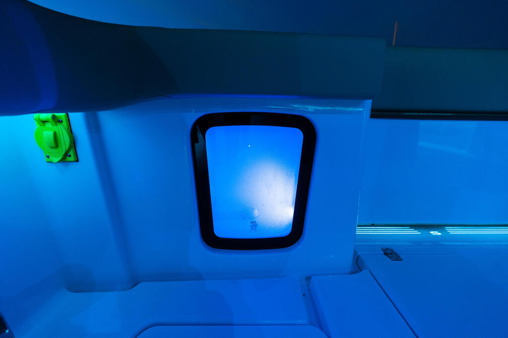 Detail image of Twin Pressurized 40-Gallon Aquarium Livewells w/ Clear Lids