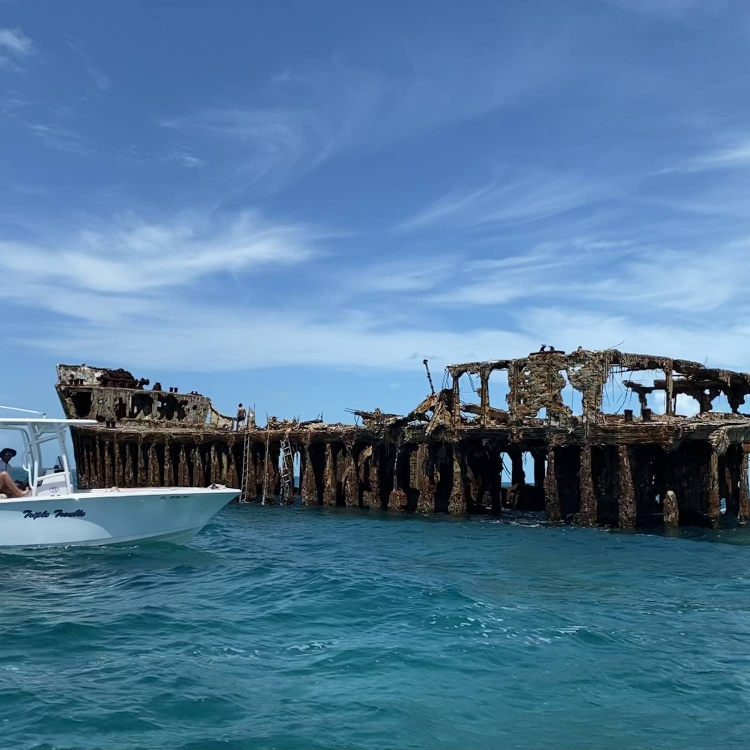 Exploring Sapona shipwreck, Bimini